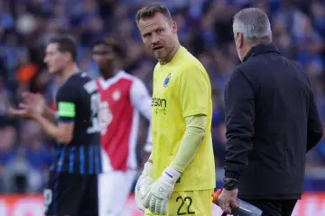 Simon Mignolet celebrando a defesa do pênalti