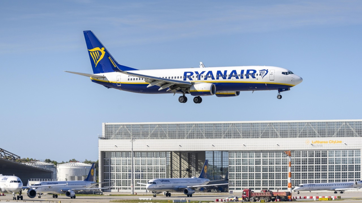 Un pasajero queda parcialmente succionado tras romperse una ventanilla en un vuelo de Ryanair