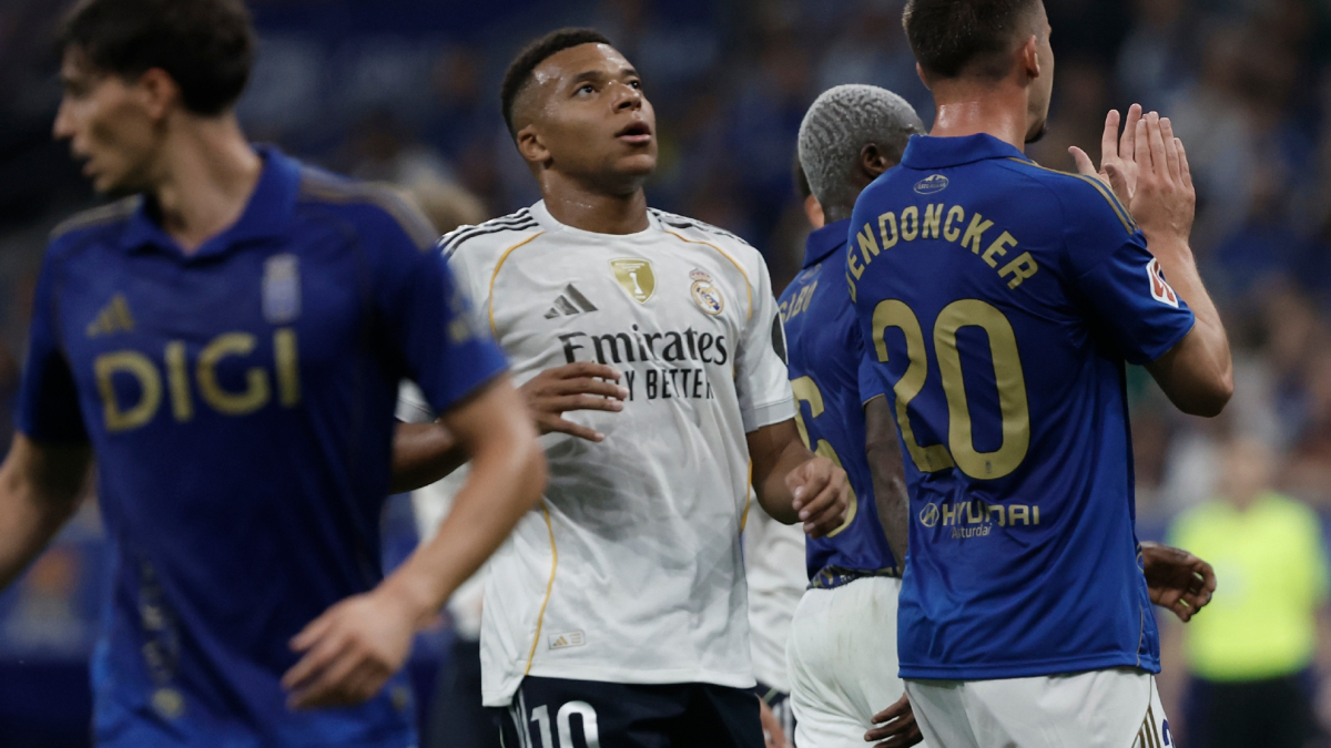 Detenido un aficionado del Oviedo por gestos racistas en el Tartiere contra Mbappé