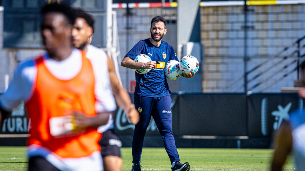 Corberán no para de darle vueltas al sistema del Valencia ante el Barcelona