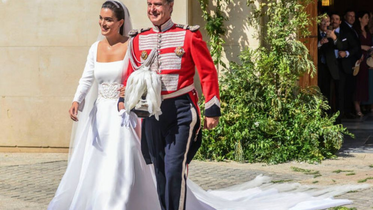Cayetano Martínez de Irujo, visiblemente molesto con los reporteros a la salida de la iglesia tras su boda: “Dejadnos tranquilos”