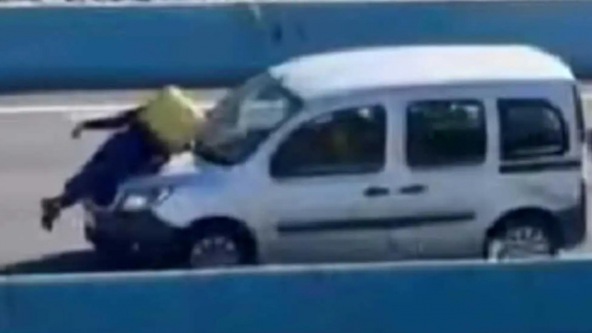 Una furgoneta recorre la A-7 con un repartidor de Glovo en el capó tras atropellarlo en Algeciras