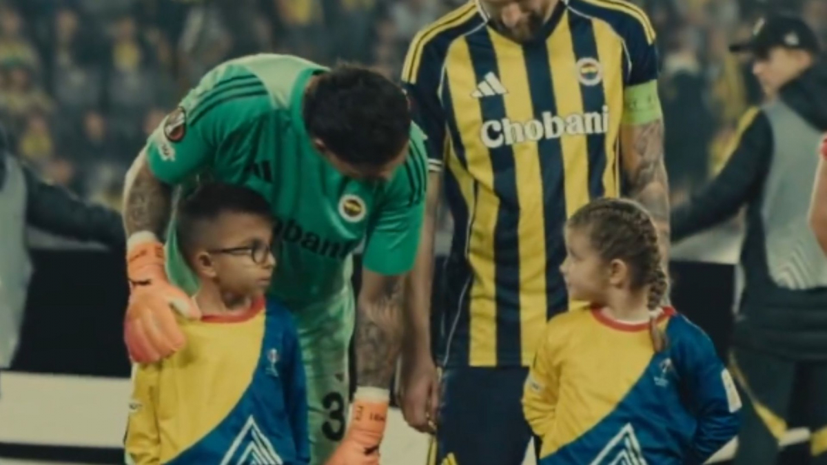 Ederson le dice te amo en lenguaje de signos a una niña sorda