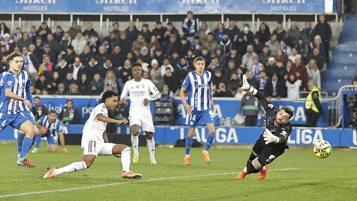 Xabi se abraza a Vinicius