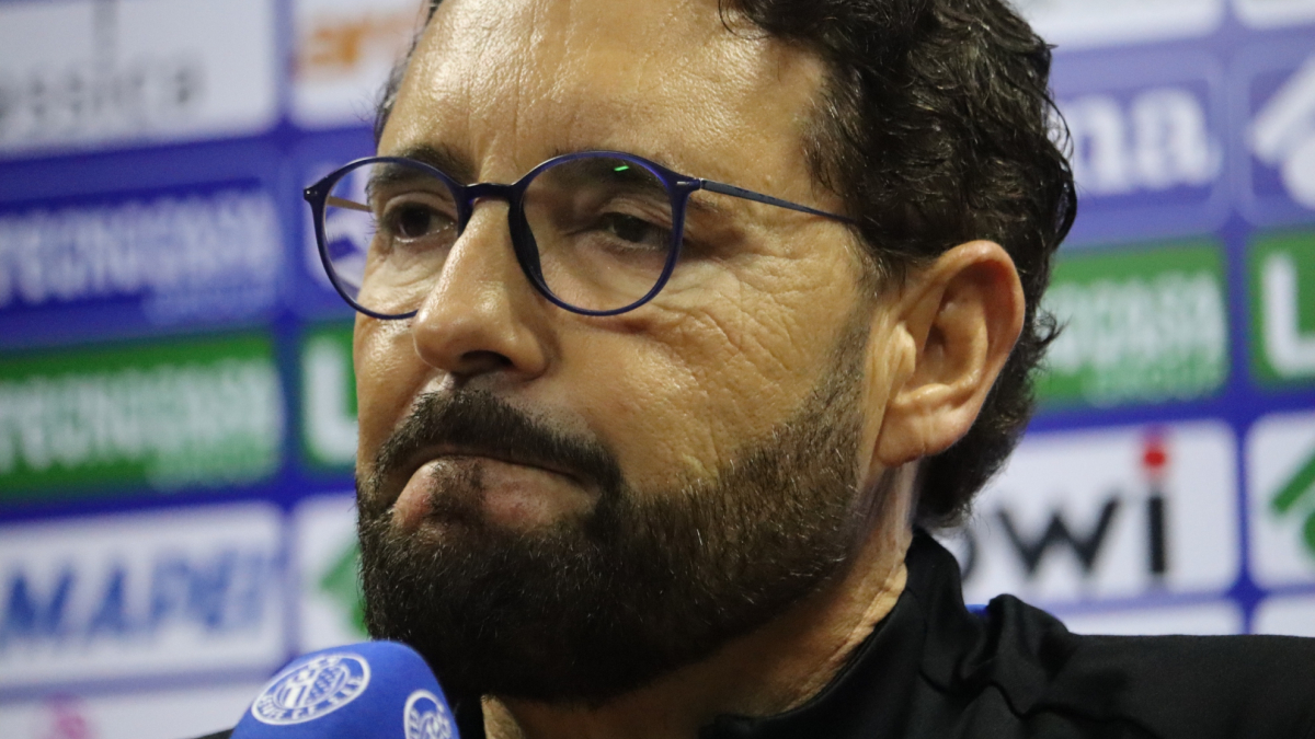 “Cuando le ponen un micrófono... Mi staff y yo hablamos inglés"