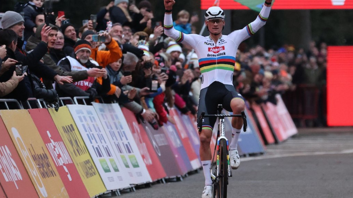 Van der Poel no deja ni las migas: arrasa en Gavere y amenaza el liderato de la Copa del Mundo