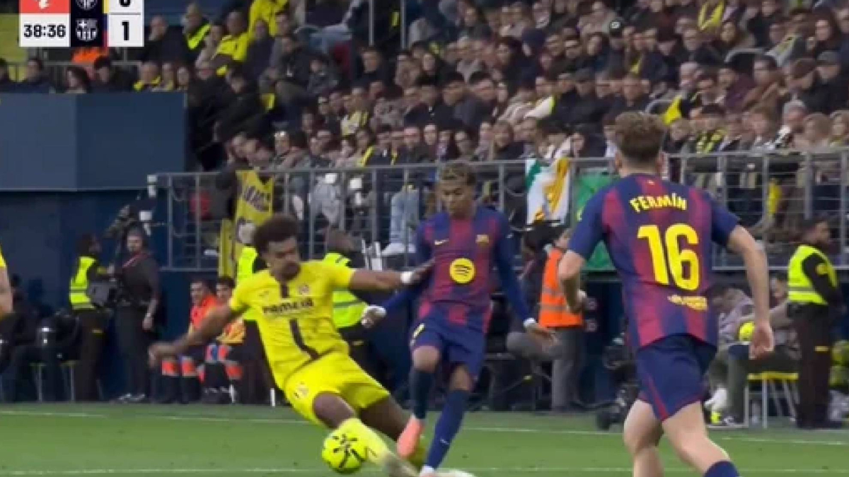 Burrull y la roja a Renato Veiga: "Bien expulsado, la entrada sobre Lamine es muy dura"