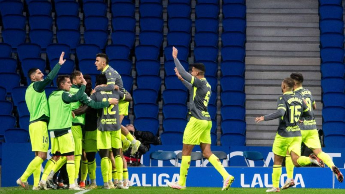 El Ceuta gana en Anoeta y acaricia los 'playoff'