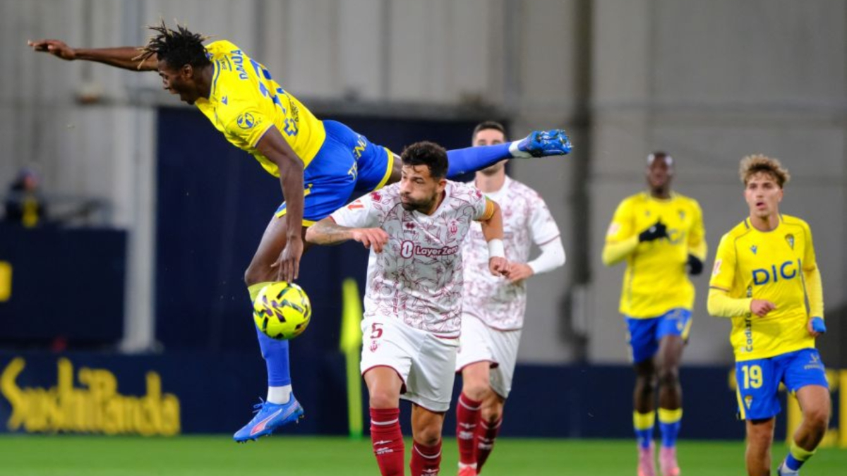 Dawda Camara sirve el turrón