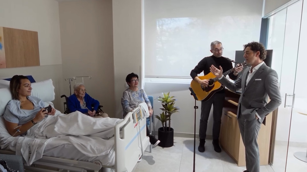 Bisbal sorprende a los pacientes de un hospital con su concierto navideño más especial