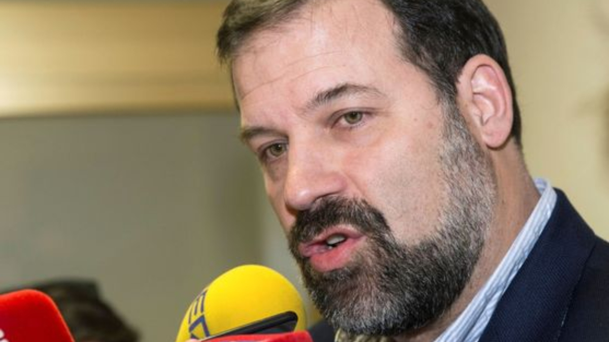 Alfonso Reyes y su incidente con las balizas V‑16 a días de que su uso sea obligatorio