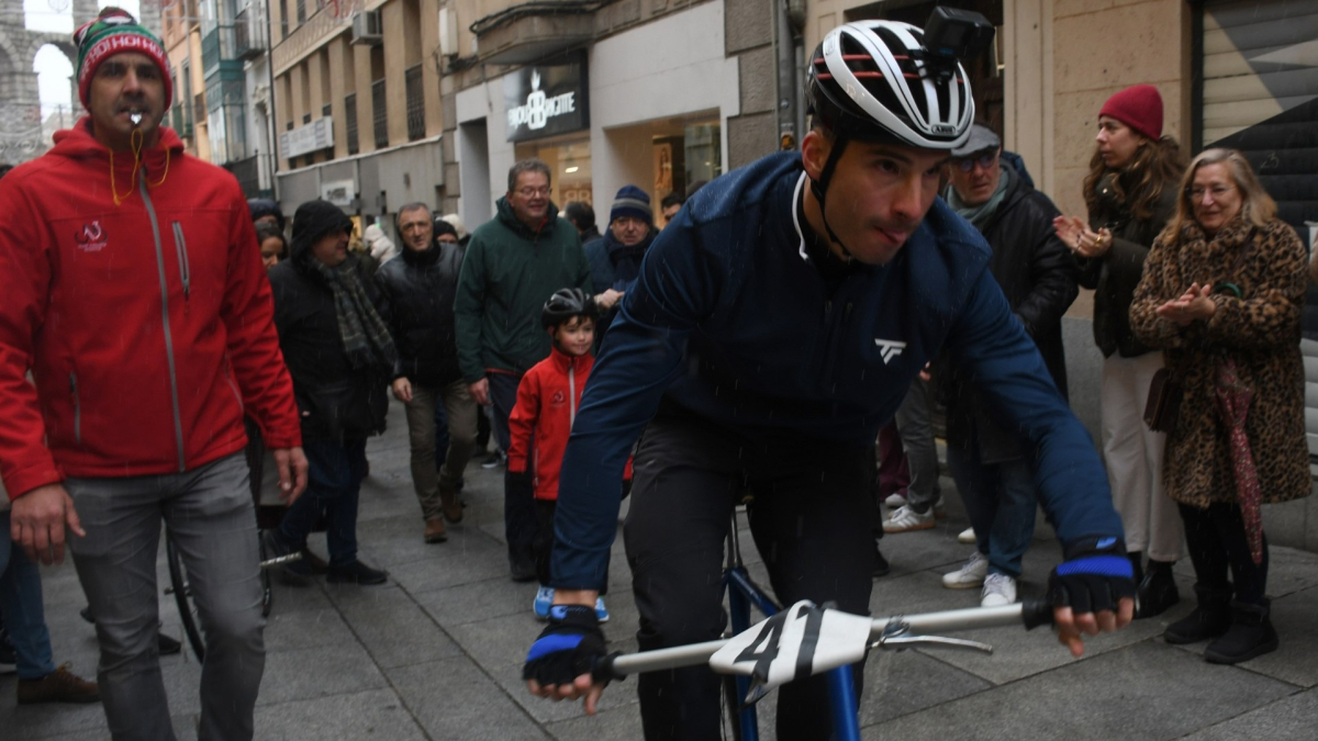 Julio Martín logra la victoria bajo la nieve en la 90 Carrera del Pavo de Segovia