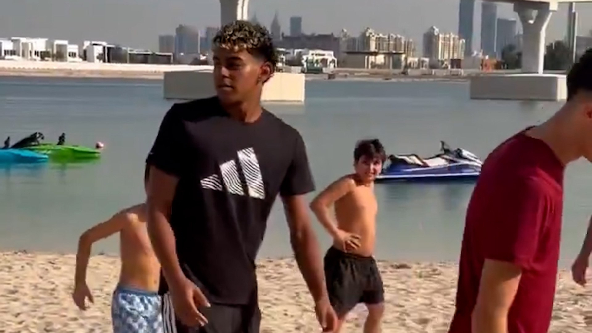 Esto de Lamine no te lo esperabas: ¡de partidillo con los niños en una playa de Dubai!<br>