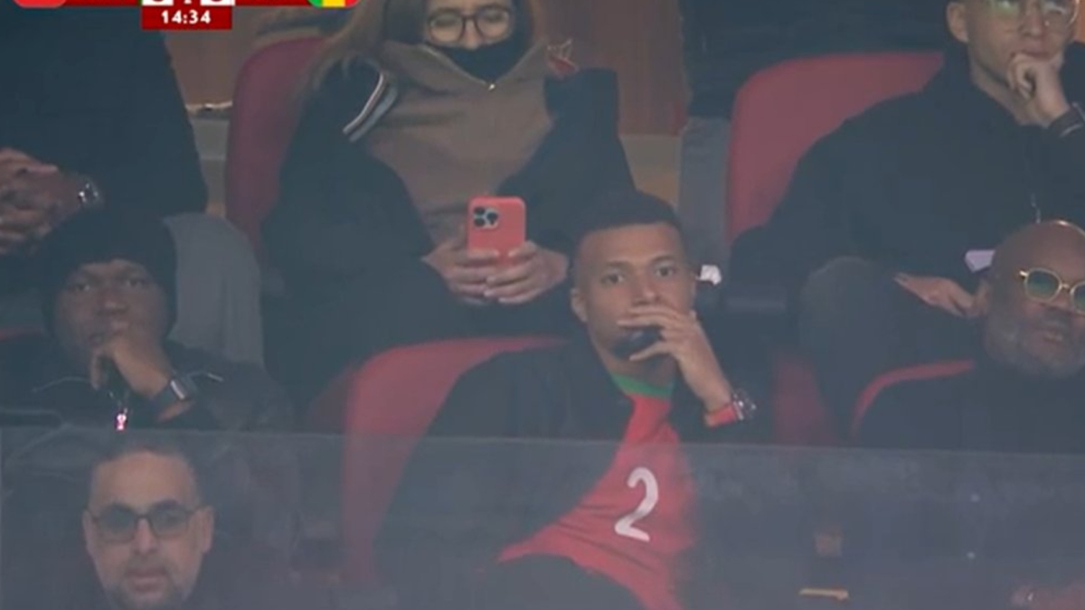 Mbappé, en la grada con el '2' de Marruecos<br>