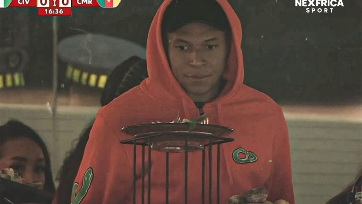 Sigue el tour de Mbappé por la Copa África: no se podía perder el partido de la que pudo ser su selección...<br>