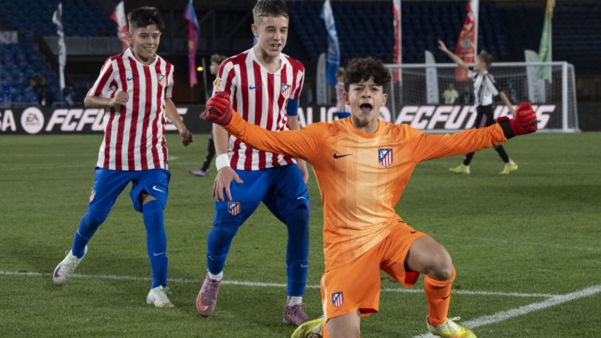 Iñigo Asorey, portero del Atlético, mete un gol nunca visto en LaLiga FC Futures<br>