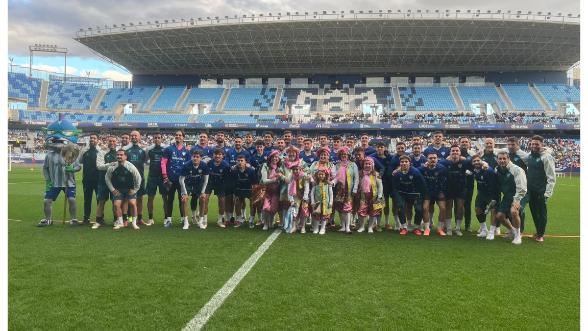 El Málaga mete en su entrenamiento más público... ¡que en muchos partidos de Segunda!