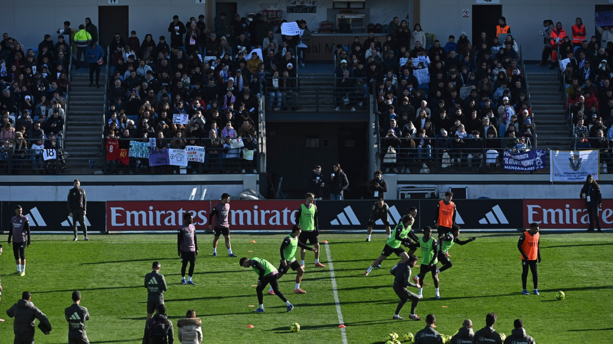Así fue el entrenamiento a puertas abiertas del Real Madrid: camisetas, pancartas, móviles en alto...