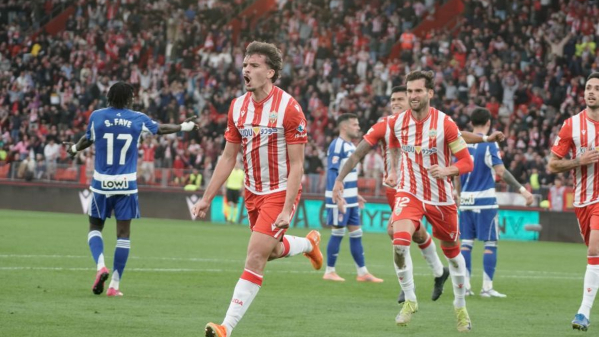 El Almería empieza el año con pegada y efectividad