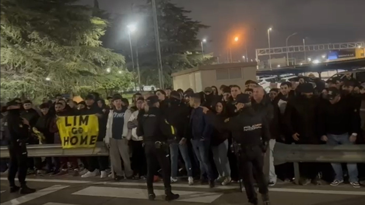 Gritos e insultos contra Corberán y sus futbolistas a la llegada a Valencia<br>