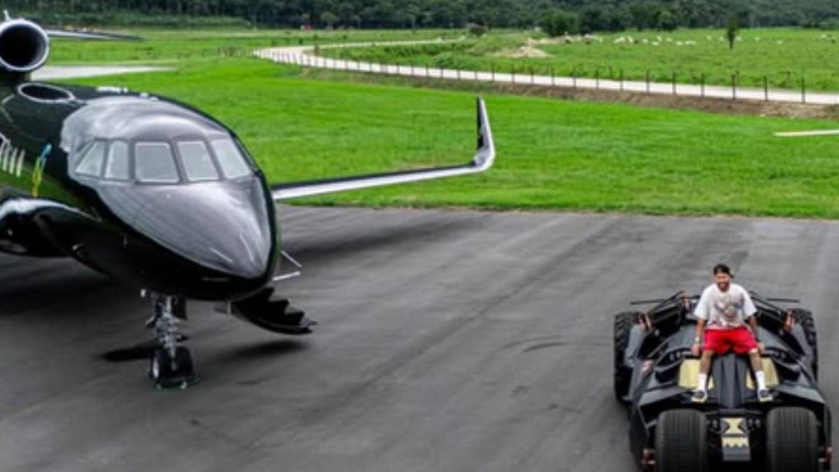 Neymar muestra su flota de lujo valorada en más de 50 millones: avión, helicóptero... y el coche de Batman