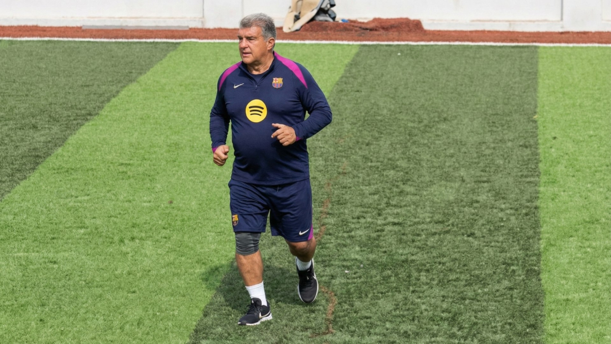 Laporta se prueba de centrocampista: estrella de una pachanga en Yeda con aficionados saudíes