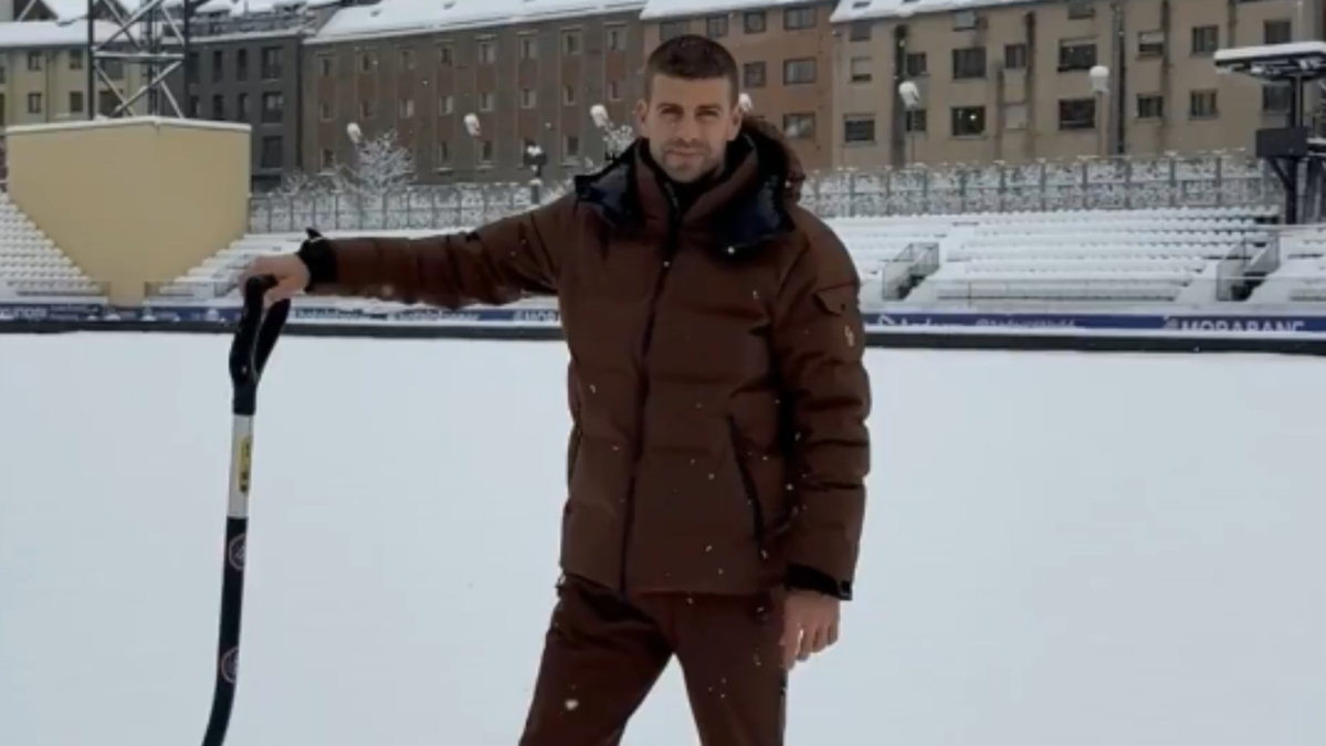 Llamamiento de Piqué, pala en mano, para quitar 28 cm de nieve y se pueda jugar el Andorra - Cultural<br>