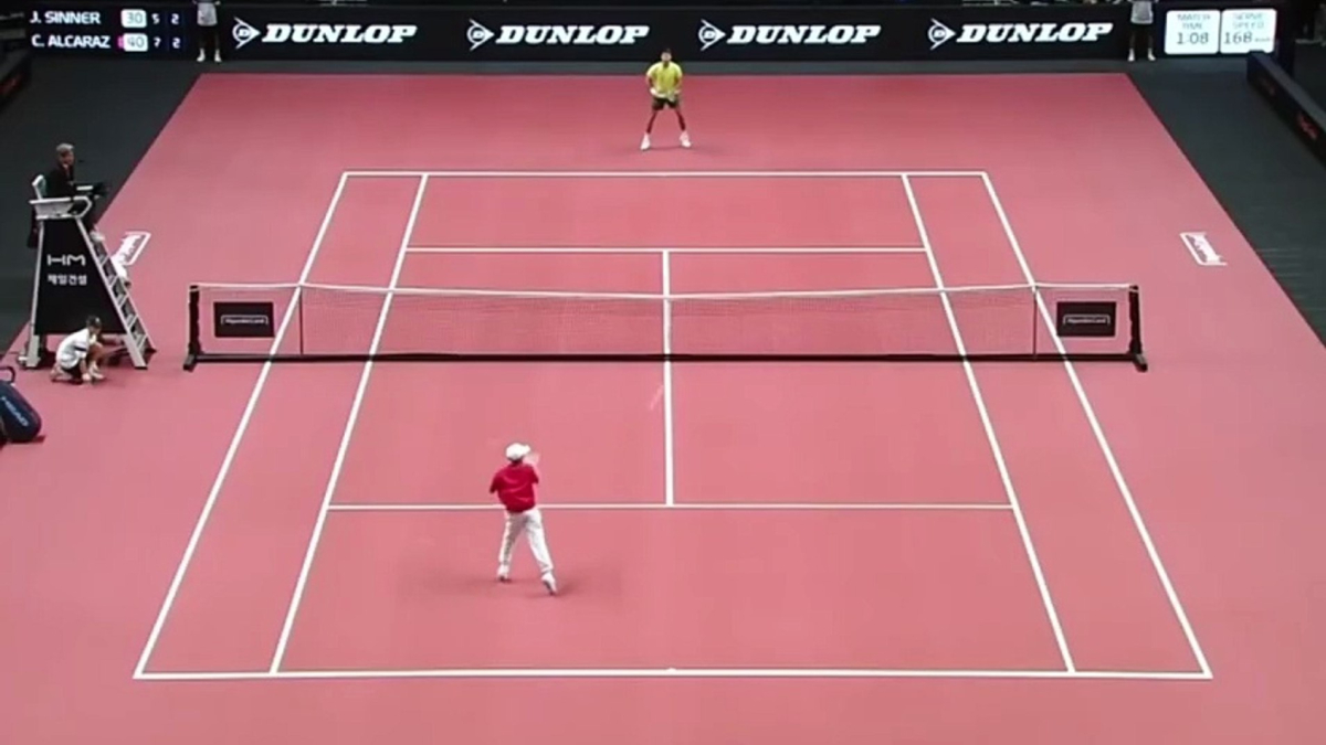 Sinner invita a un niño coreano a la pista... ¡y le hace un punto increíble a Alcaraz!