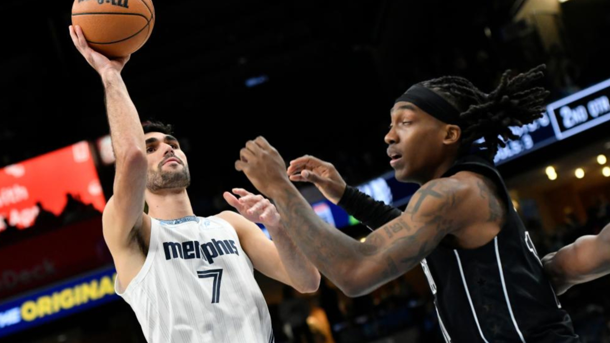 Santi Aldama supera a Jordi Fernandéz en el duelo español de la NBA