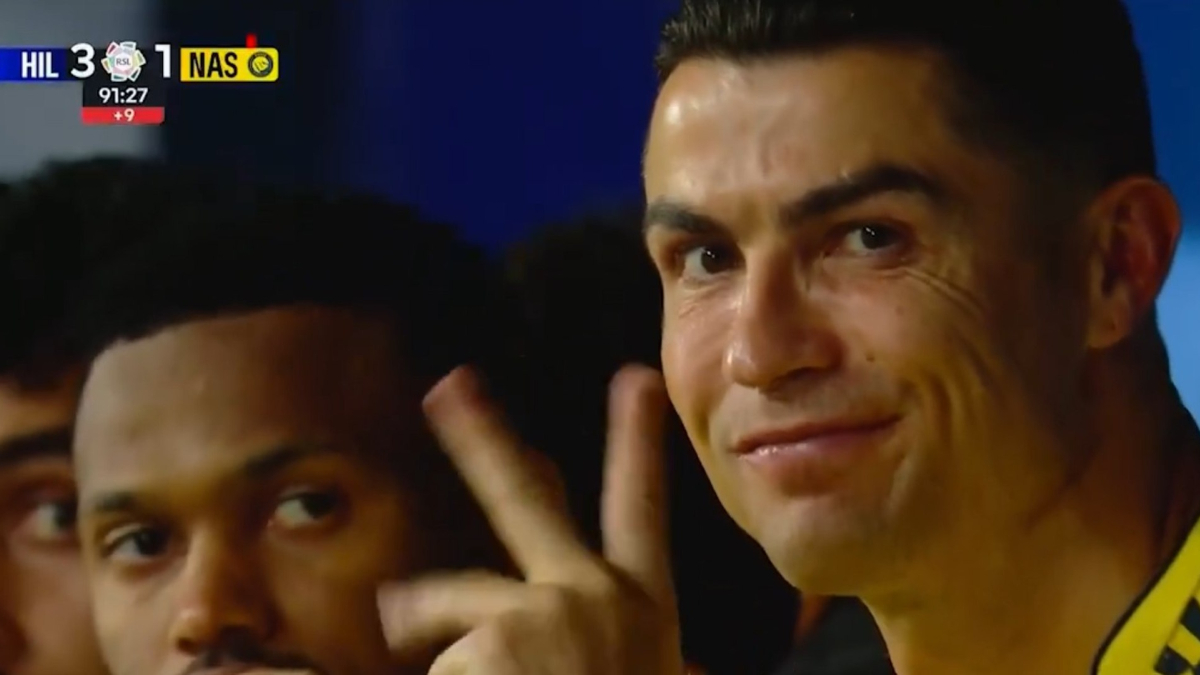 Cristiano estalla: cabreo en el cambio y gestos de "robar" en el banquillo