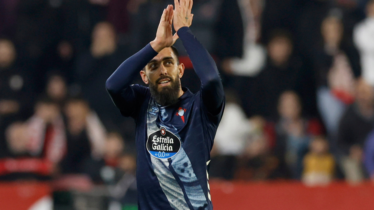 Borja Iglesias denuncia insultos homófobos en el Pizjuán: "A ver si te mueres, maricón de mierda"