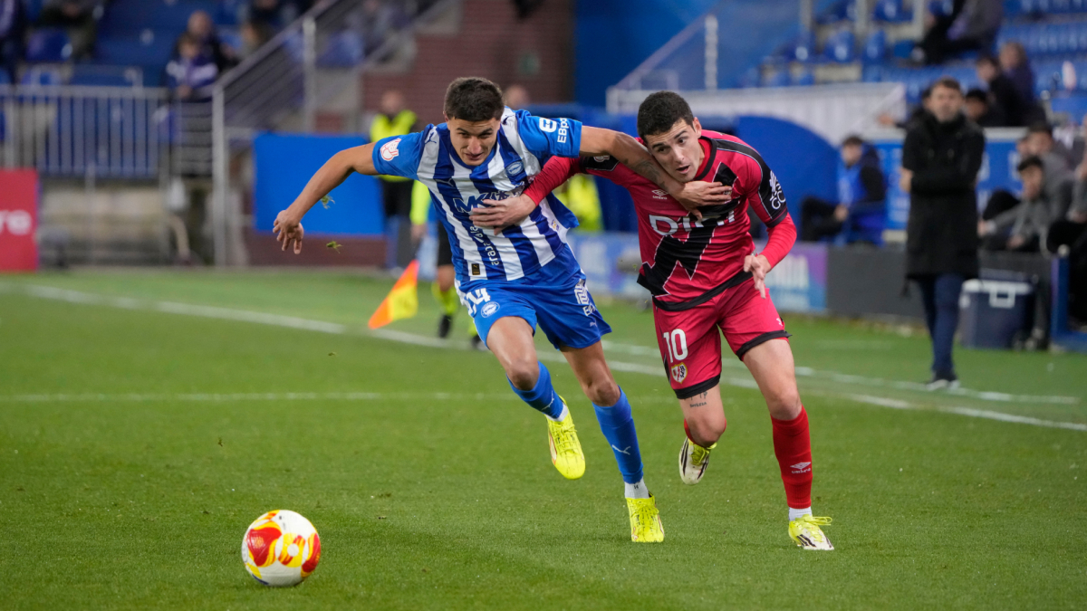 Raúl Fernández evita el gol