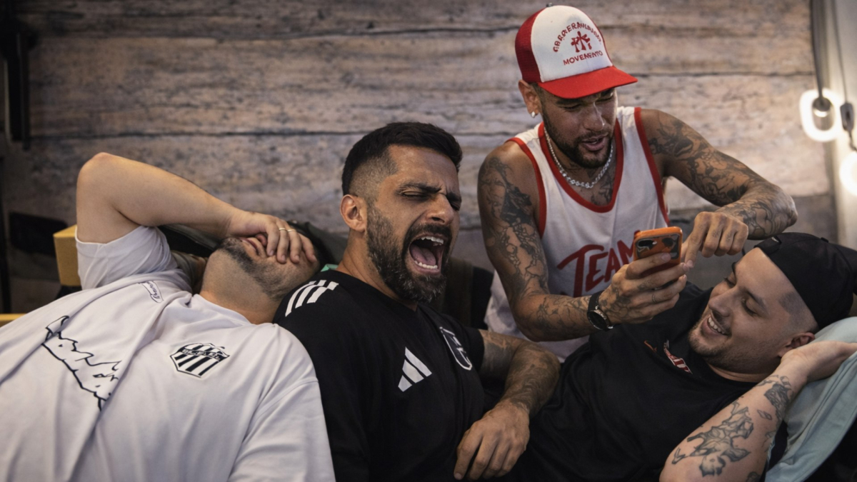 Neymar obliga a sus amigos a hacer el tratamiento que él sufre en la rodilla y sus caras de dolor lo dicen todo