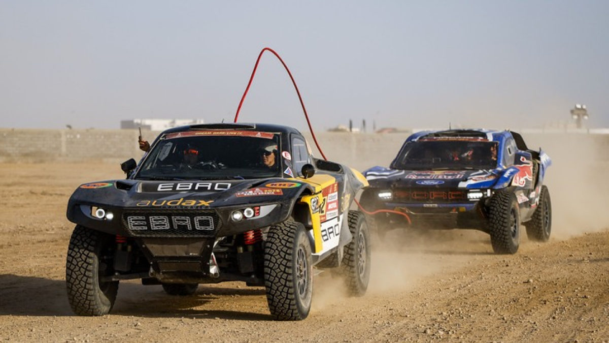 Milagro en el Dakar: ¡Laia Sanz remolca a Nani Roma hasta el podio!<br>