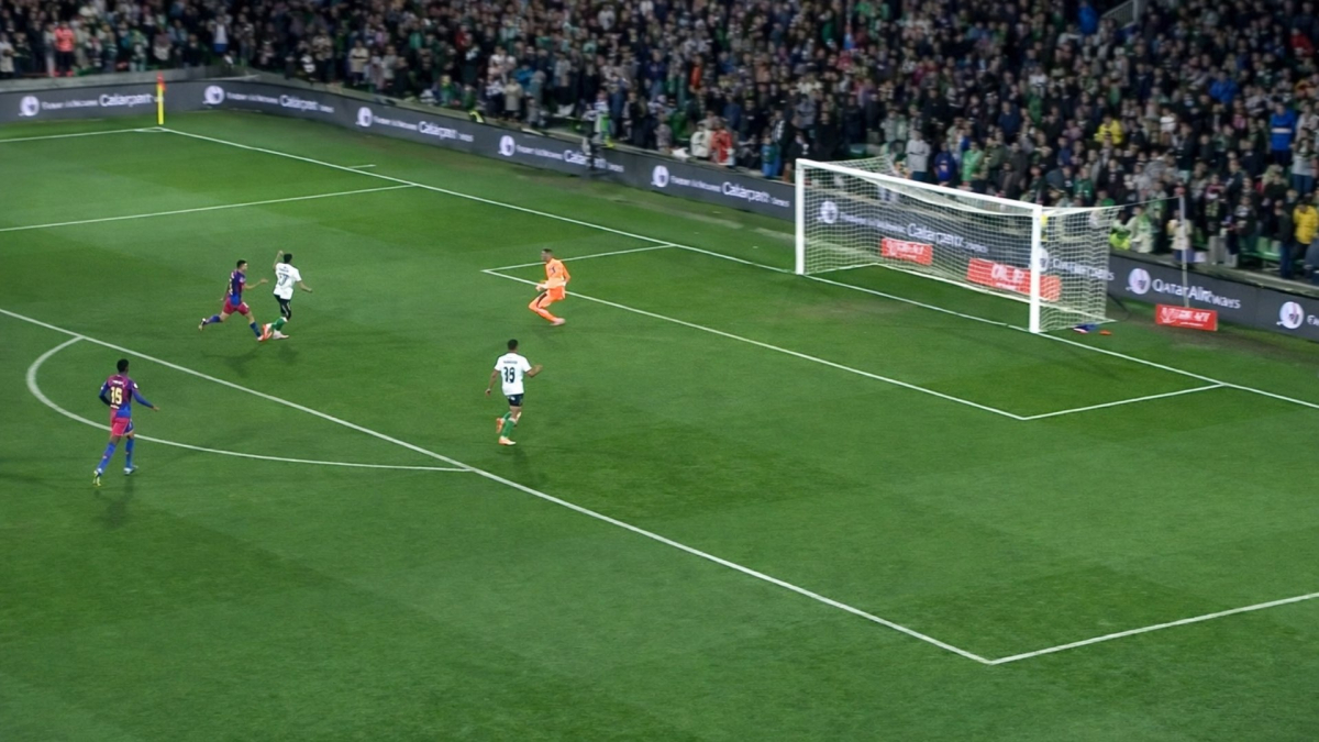 El milagro de Joan en el minuto 94: es una manaza de escándalo...<br>