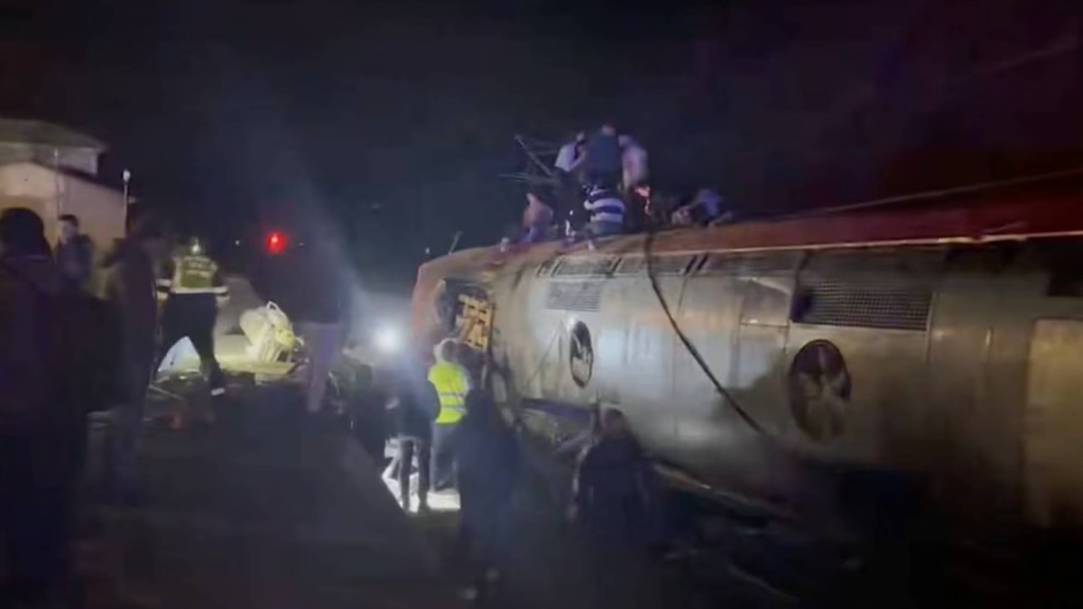 Las desgarradoras imágenes del descarrilamiento que han dejado al mundo en shock