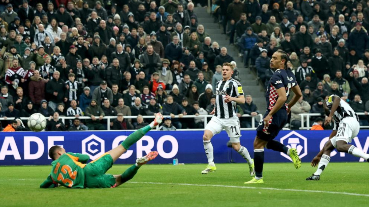 El Newcastle aprovecha los regalos del PSV para colarse en el 'top 8': se la jugarán contra el PSG