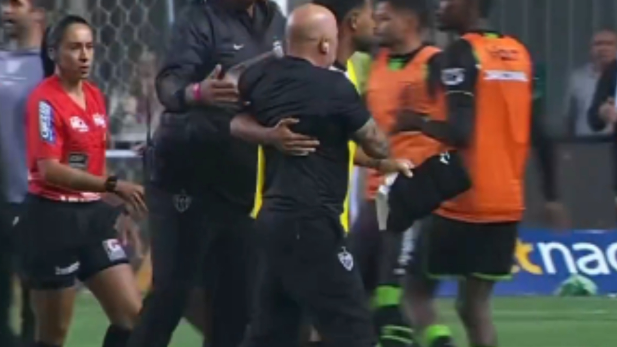 Se burla de la altura de Sampaoli y acaba en trifulca mayúscula: ¡tuvieron que sacarlo del campo!