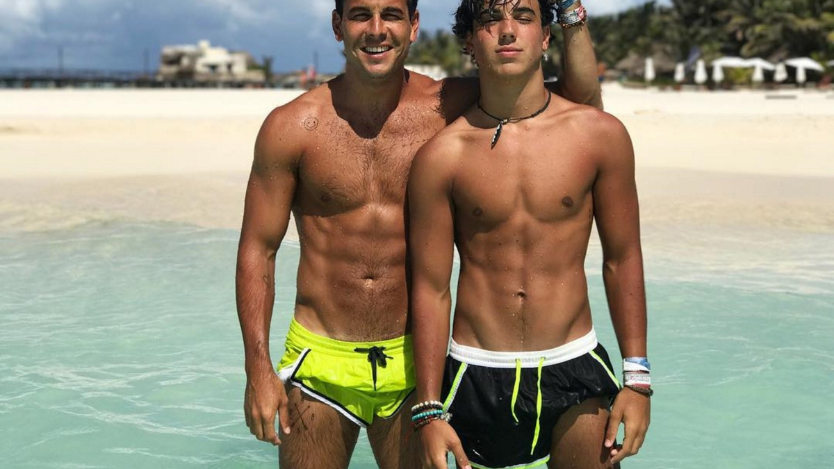 Óscar Casas recuerda la portada más surrealista de Mario Casas: "Es su fucking hermana"<br>