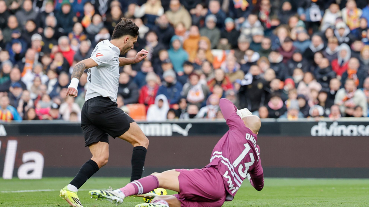 El Valencia respira con un penalti inverosímil