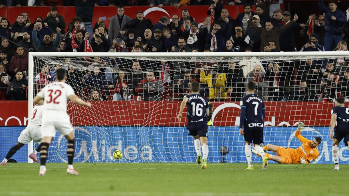 Akor Adams da una alegría al Pizjuán