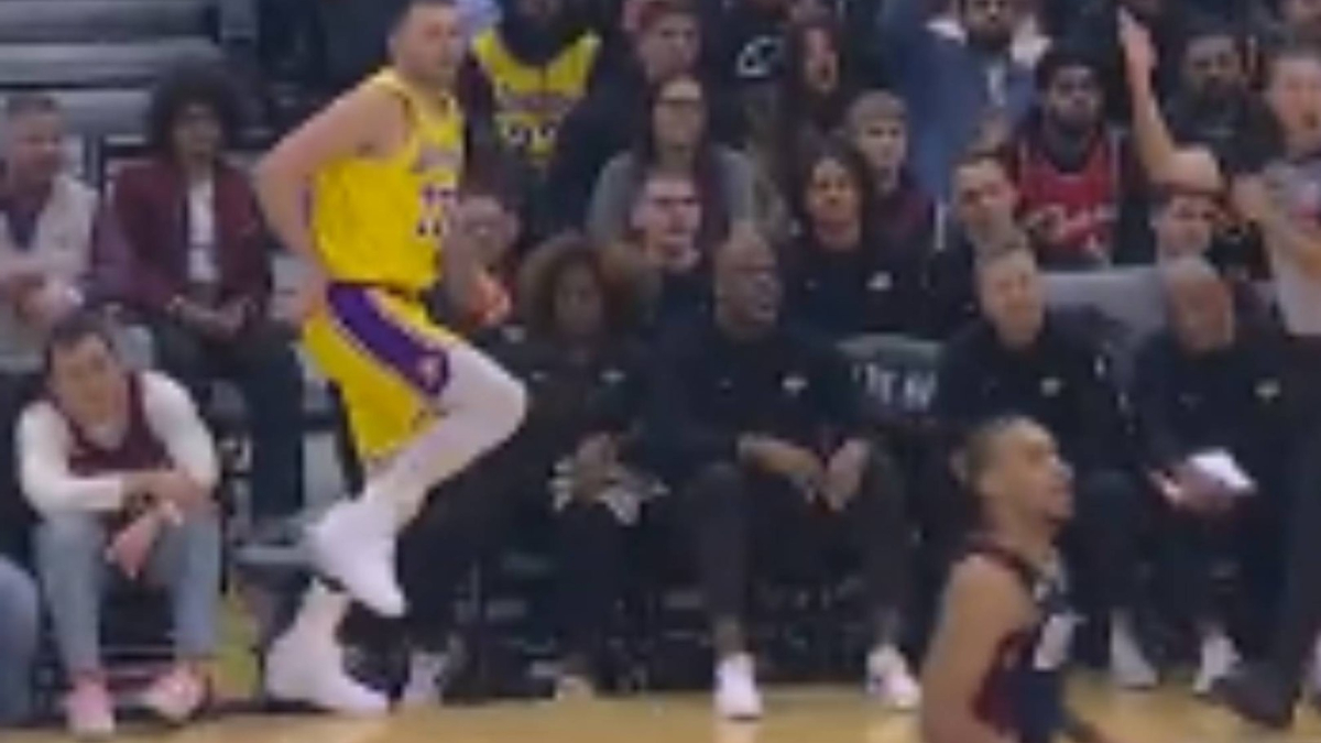 Susto en los Lakers: Doncic se lesiona el tobillo al lanzar un triple