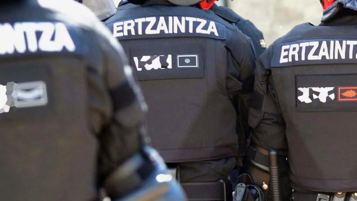 Investigan a tres hombres por agredir y coaccionar a otro para que se quitara una camiseta de la selección