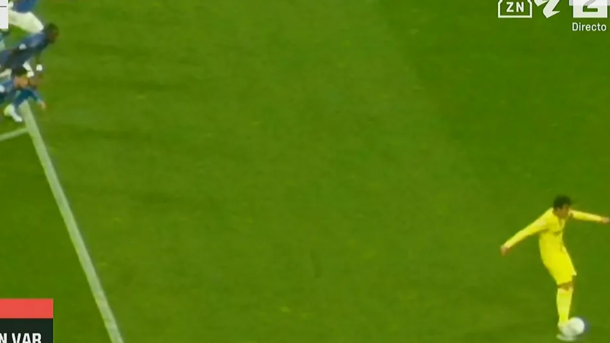 El 'doble penalti' del Villarreal: Pépé 'salva' a Parejo tras su error