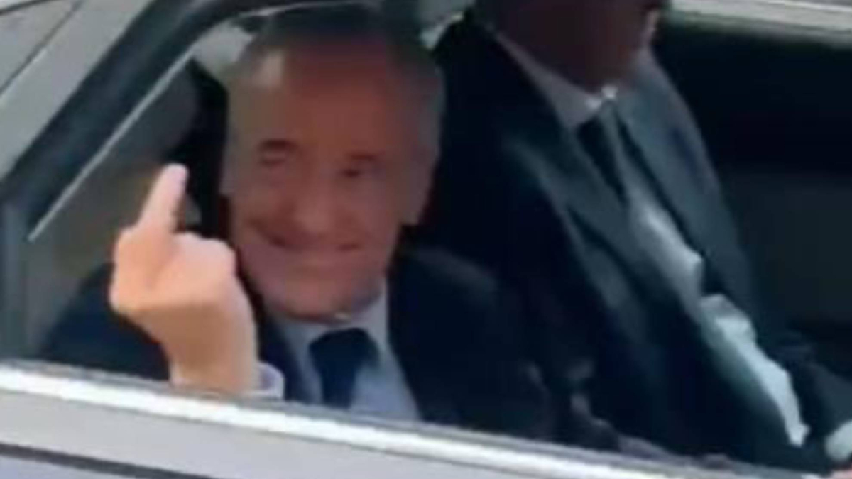 Hezonja responde a uno de los periodistas que señaló Florentino con una peineta<br>