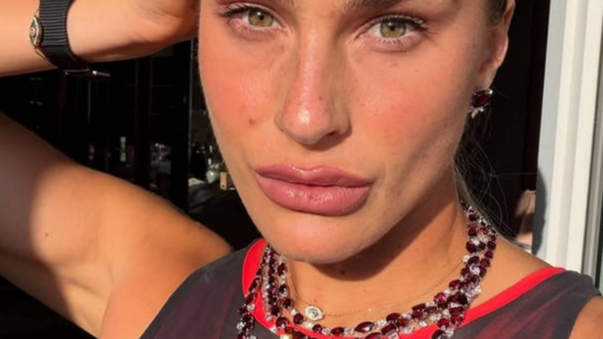 Sabalenka niega ser una "hipócrita" por jugar con joyas de 130.000 euros: "Se confuden dos cosas"