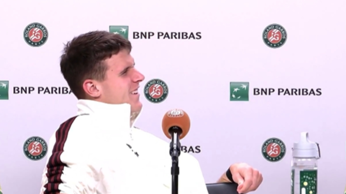 Mensik se acalambra en plena rueda de prensa al más puro estilo Nadal