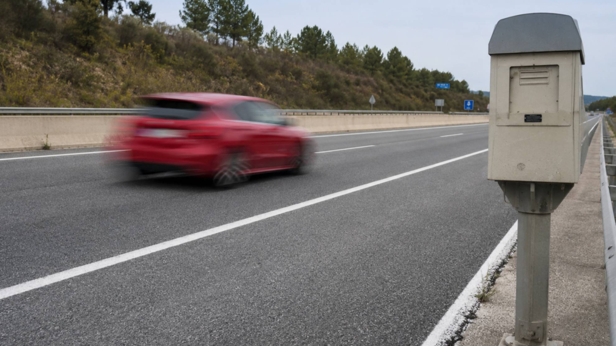 La DGT pilla a una conductora de 19 años conduciendo con la 
