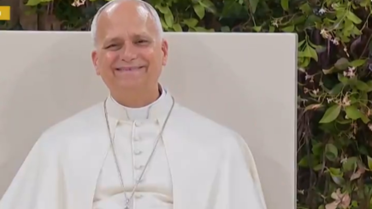 Se viraliza el momento en que el Papa escucha a Manolo Lama 