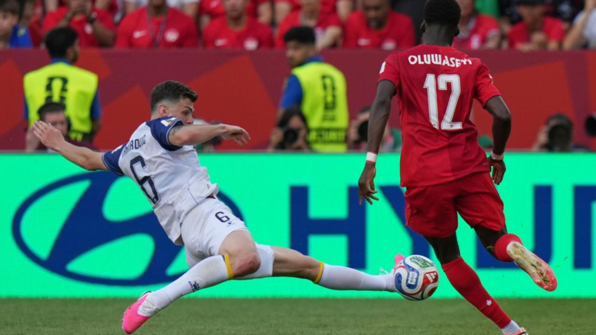 Kolasinac, 'verdugo' de Jesé y 'ángel' de Bosnia